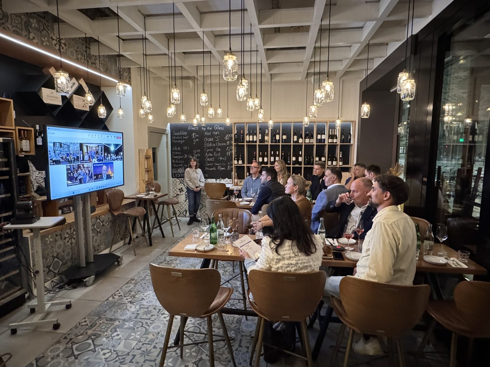 Evento specialistico sull'innovazione digitale in piccolo gruppo, con una presentazione sullo schermo