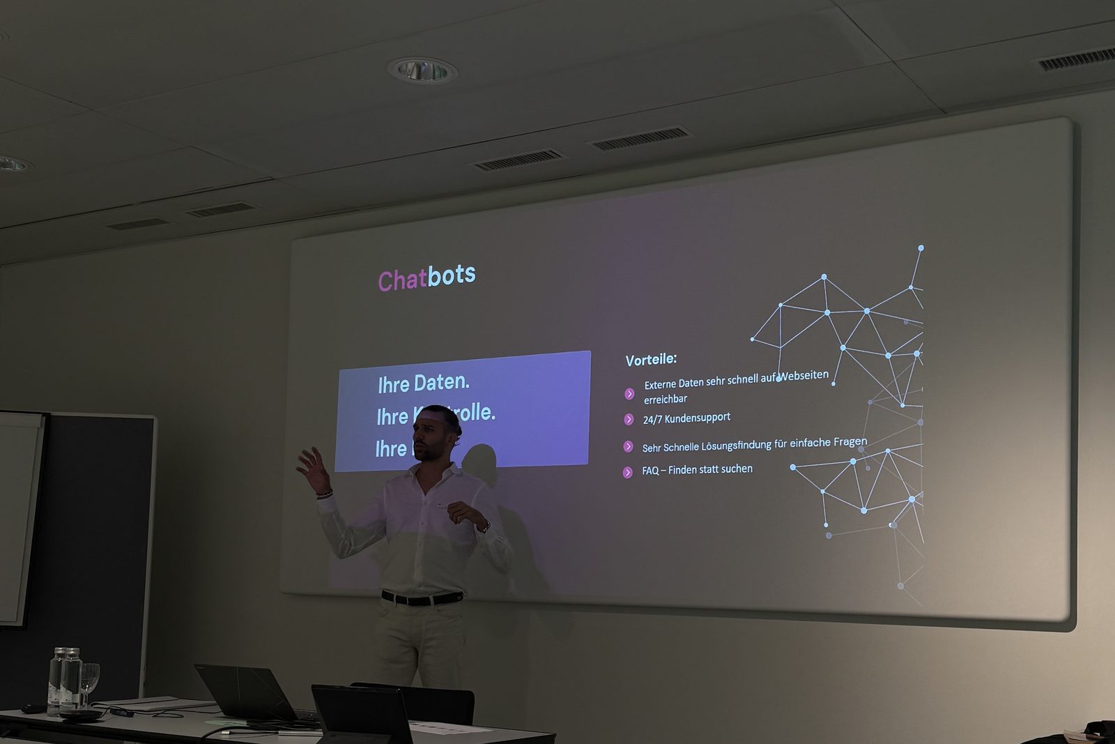 Intervenant expliquant les avantages des chatbots sur une diapositive intitulée «Vos données. Votre contrôle.»