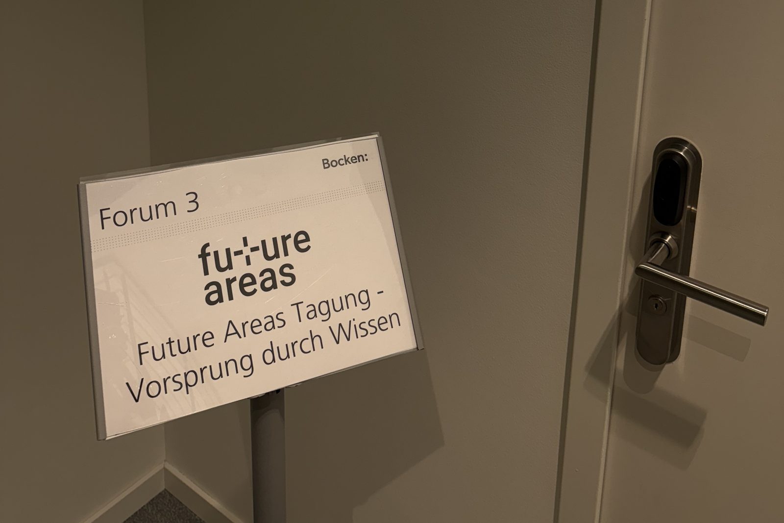 Cartello «Forum 3 – Future Areas Tagung – Vorsprung durch Wissen» davanti alla sala del workshop