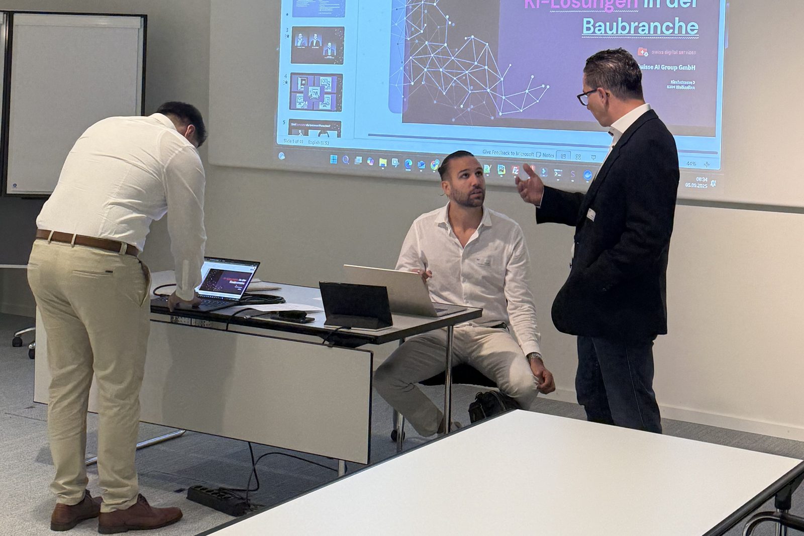 Préparatifs avant l'atelier : branchement des ordinateurs portables, diapositive de titre sur les solutions d'IA dans la construction